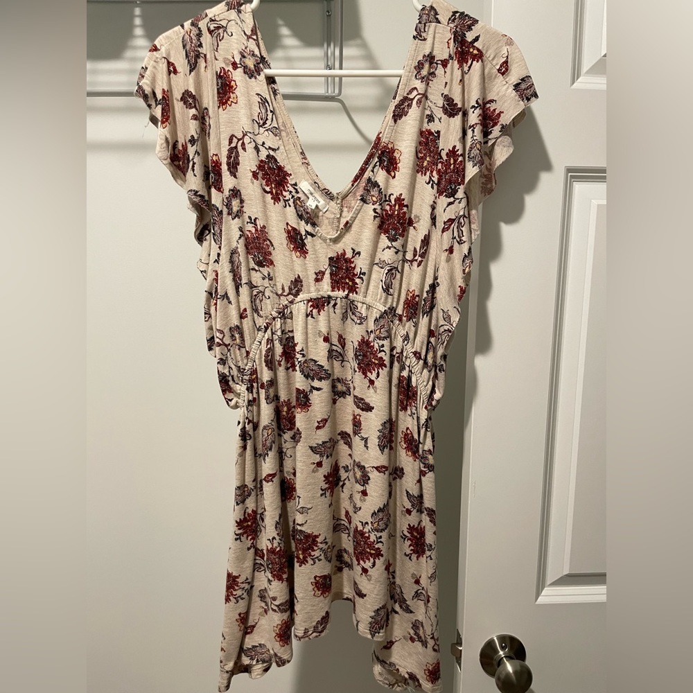 Maurice’s beige paisley and floral shirt sleeve v-neck tunic. Size XL.